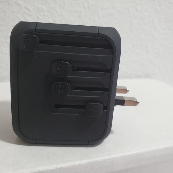 NIB Multi-Nation Travel Adapter with USB - Picture 11 of 12